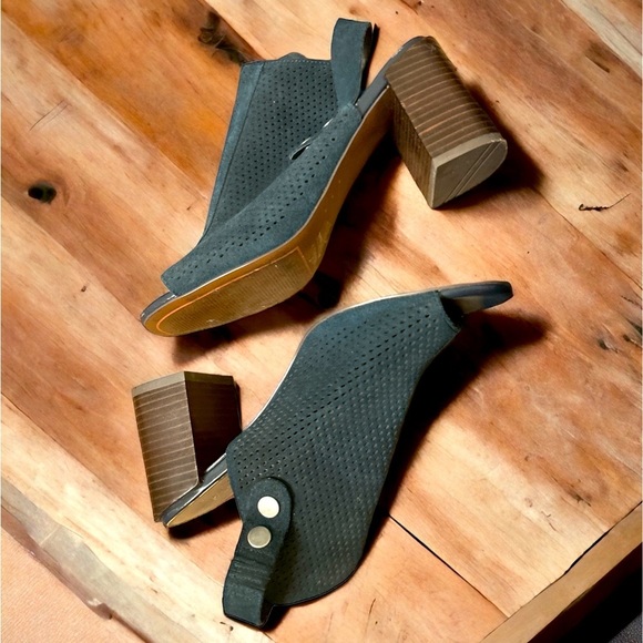 Navy Heeled Boot with Peep Toe opening Size 8 Like new! FLAWLESS - Picture 1 of 5